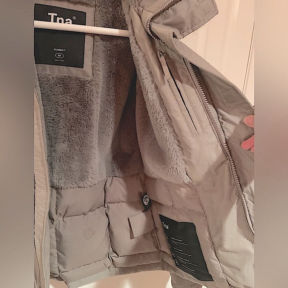 TNA New Summit Jacket from Aritzia … like new! - Picture 4 of 16